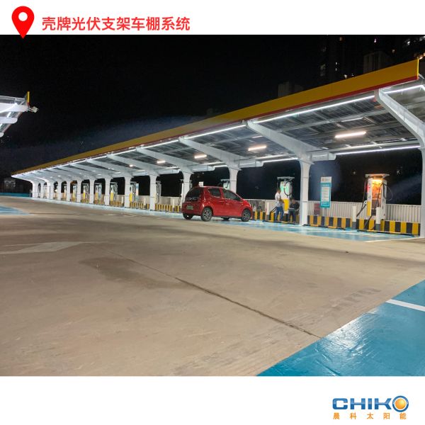 夜景下的光伏支架車(chē)棚