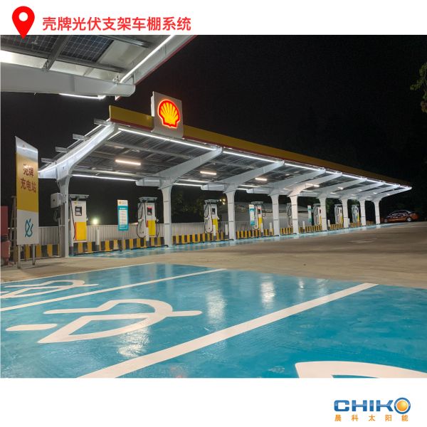 夜景下的光伏支架車(chē)棚