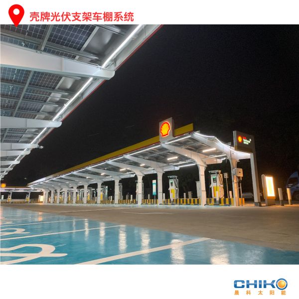 夜景下的光伏支架車(chē)棚